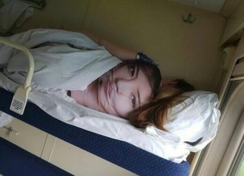 Спит в поезде