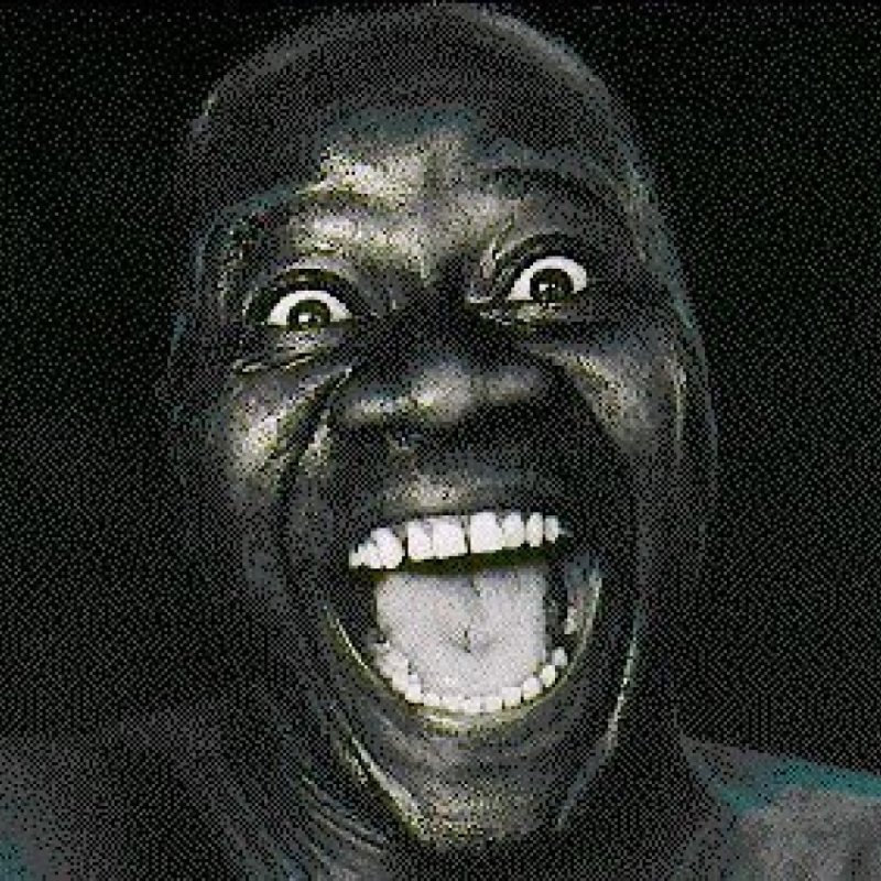 Негр улыбается в темноте