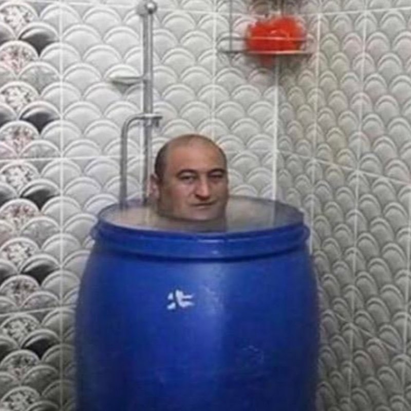 Мужик в синей бочке