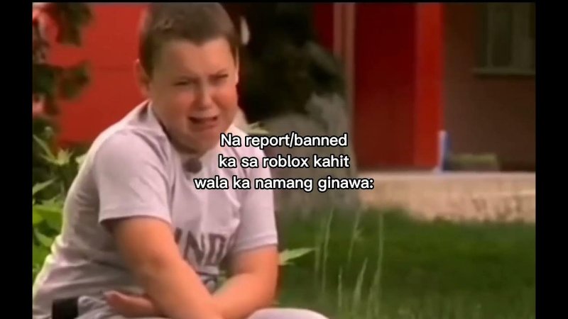 Плачущий толстый мальчик