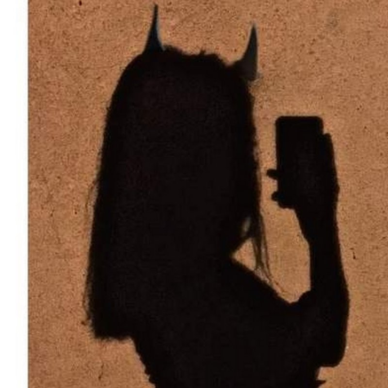 Тень девушки с рожками