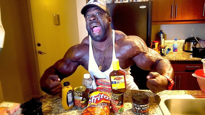 Кали масл ест бургеры