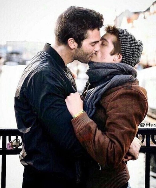 Парни обнимаются