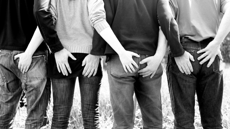 Мужские дружеские объятия