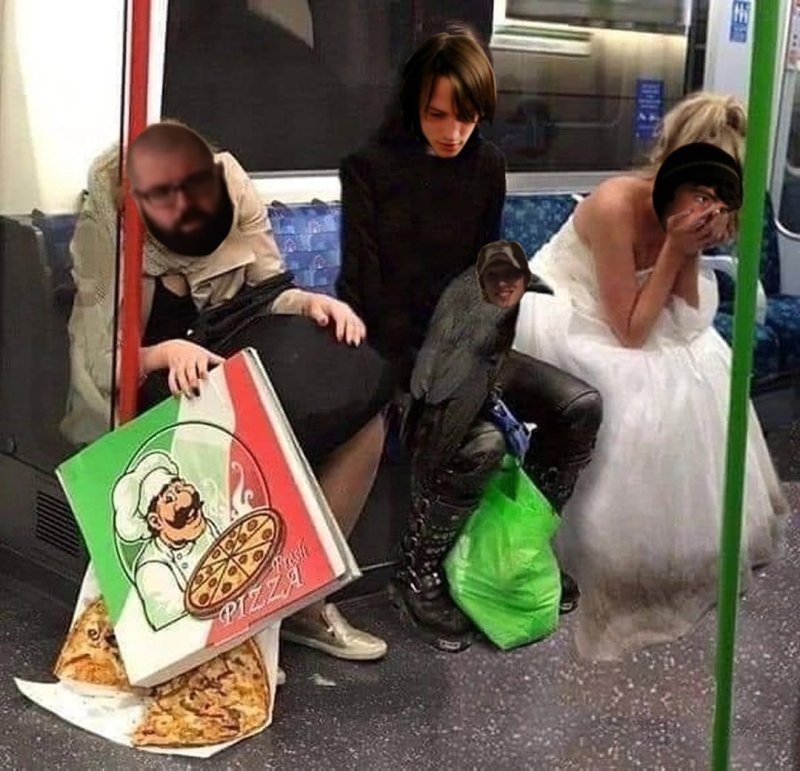 Девушка с вороном в метро