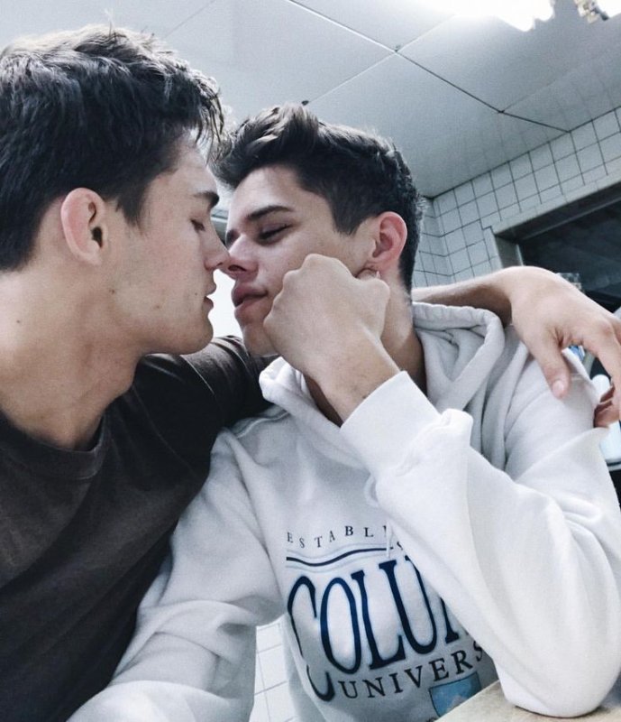 Поцелуй двух парней