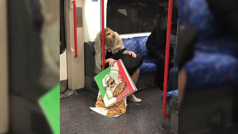 Девушка уснула в метро