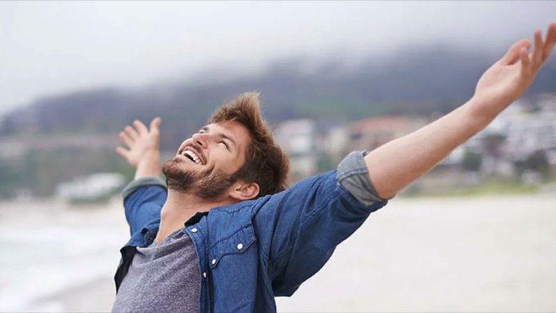 Парень радуется