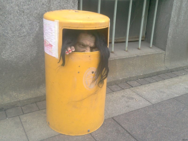 Смешной мусорный бак