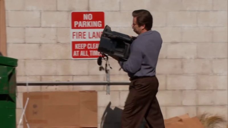 Выкидывает комп в мусорку