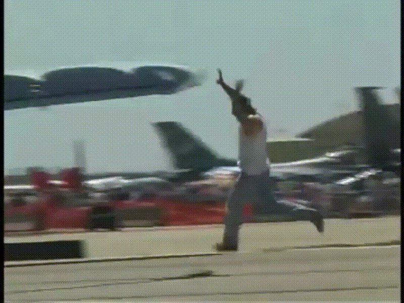 Самолет взлетает гиф