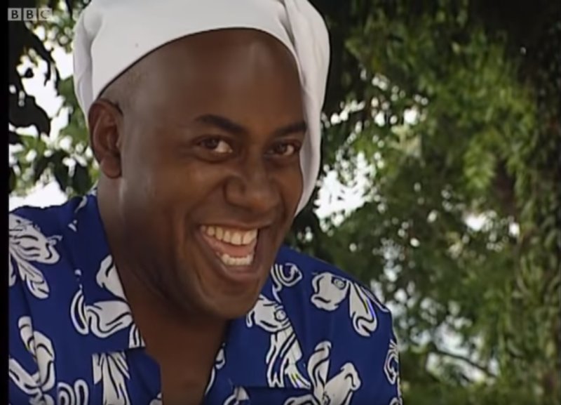 Негр улыбается