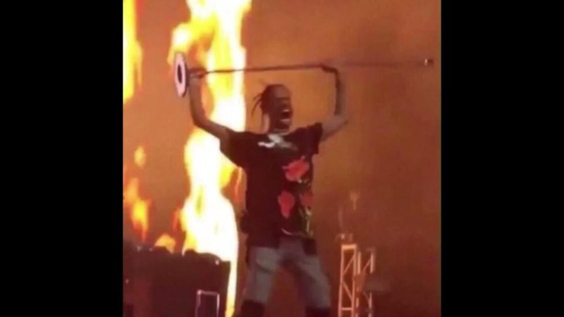 Travis Scott с микрофоном