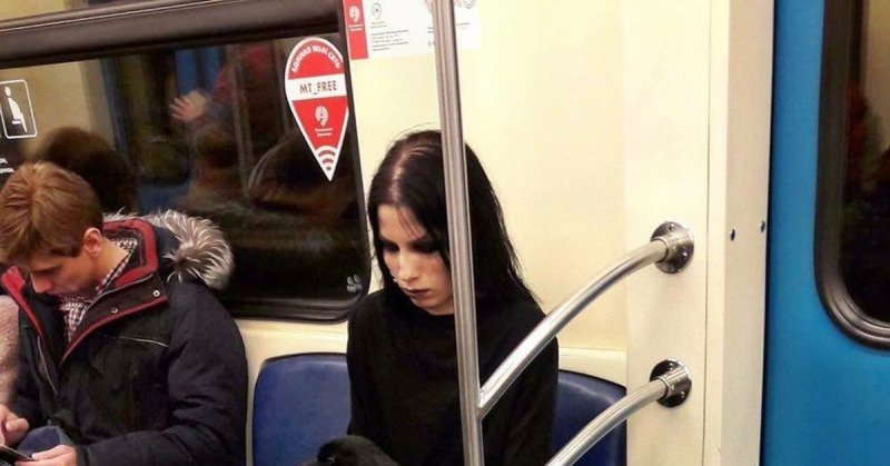 Гот с вороном в метро