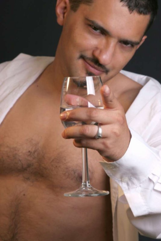 Мужчина с бокалом