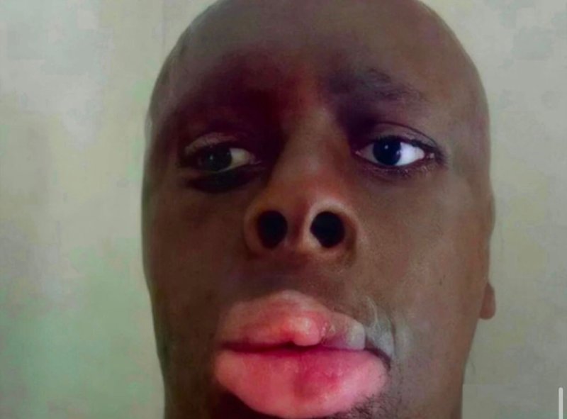 Негр кривляется