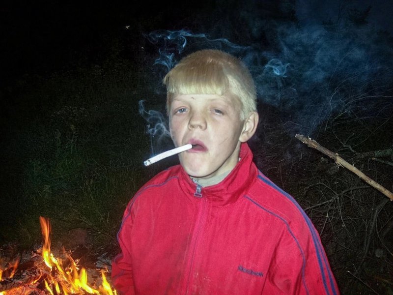 Крутой школьник с сигаретой