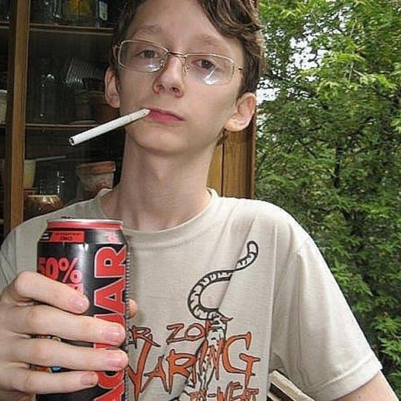 Школьник с сигаретой