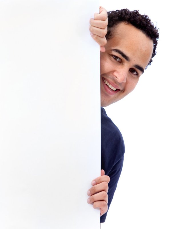 Человек выглядывает из-за стены