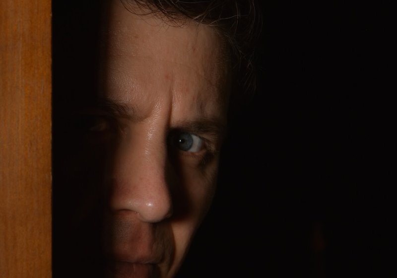 Мужчина заглядывает в дверь