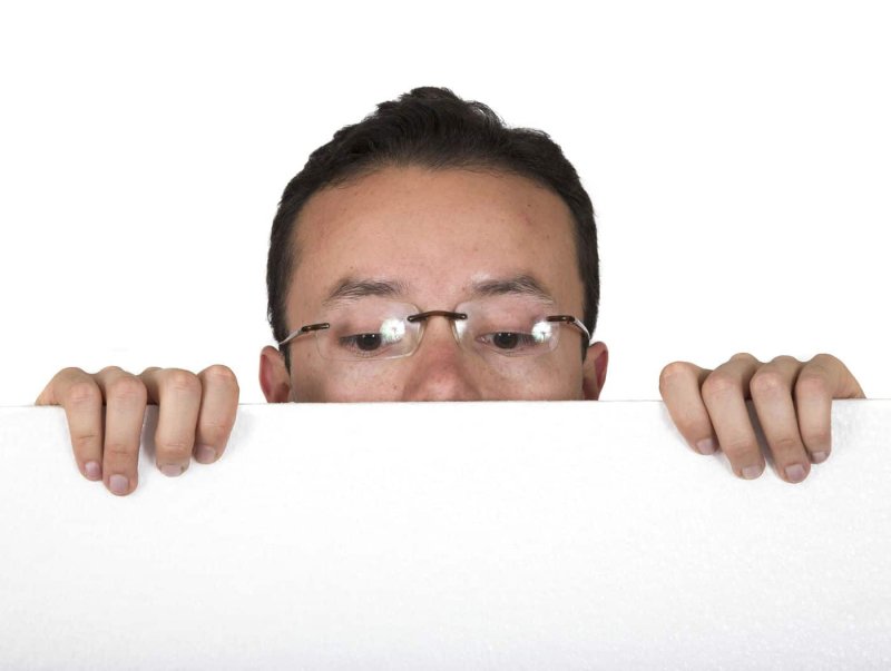 Человек который выглядывает из угла