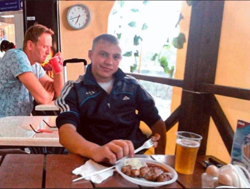 Сидим с другом в летней кафешке