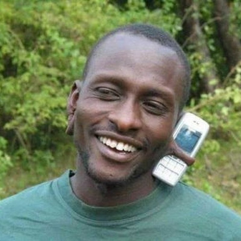 Африканец с телефоном