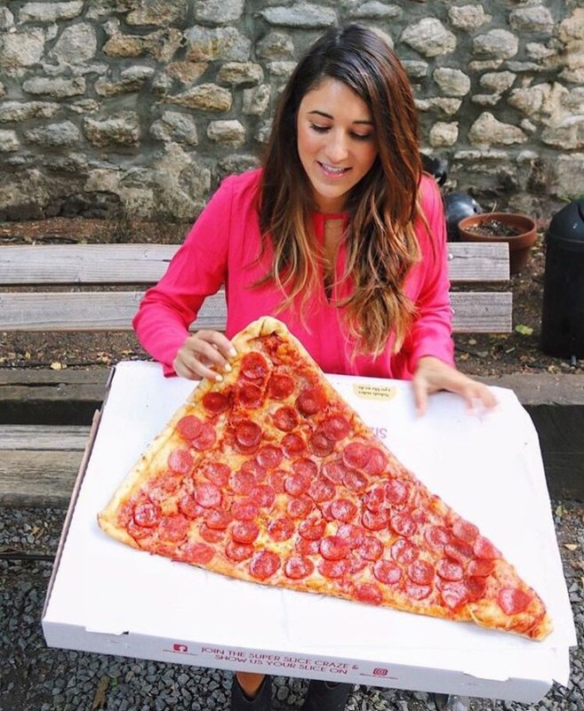 Девушка с большой пиццей