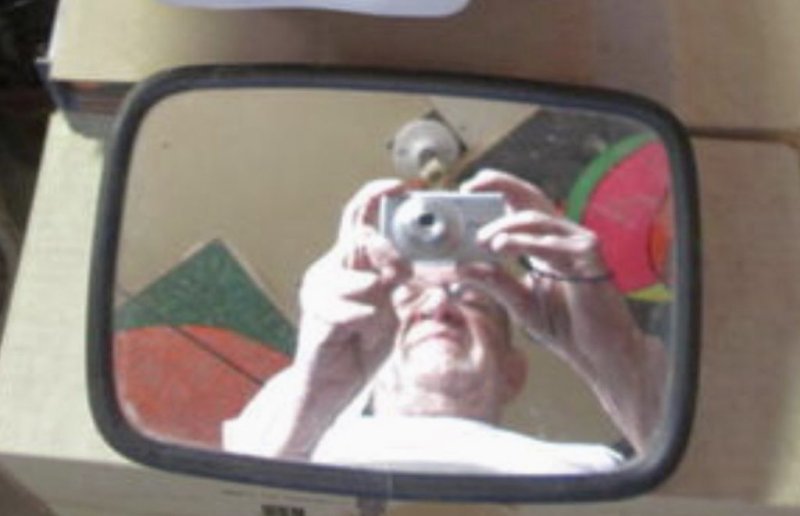 Люди продают зеркало