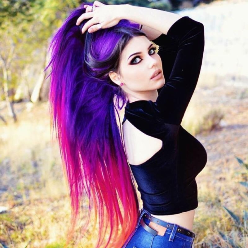 Дайана Кранк с цветными волосами