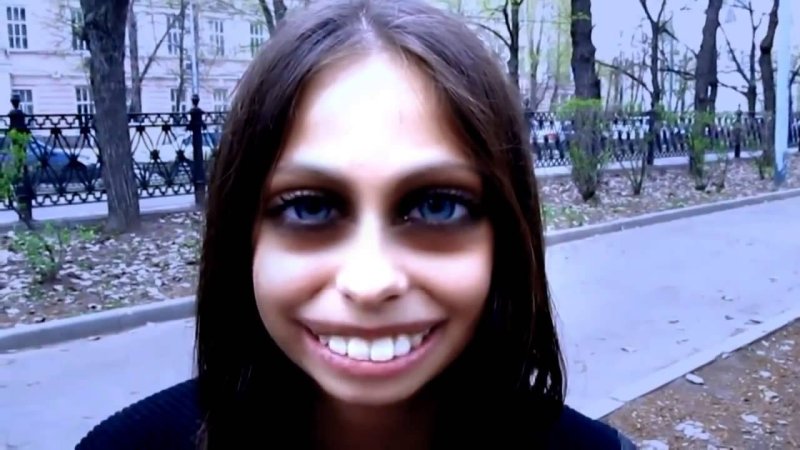 Девушка с большими зубами