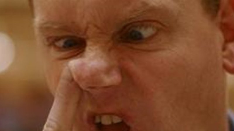 Даун ковыряется в носу