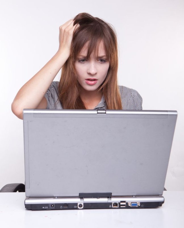 Девушка возле компьютера