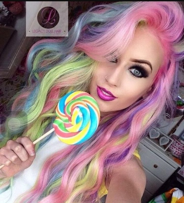 Девушка с окрашенными волосами