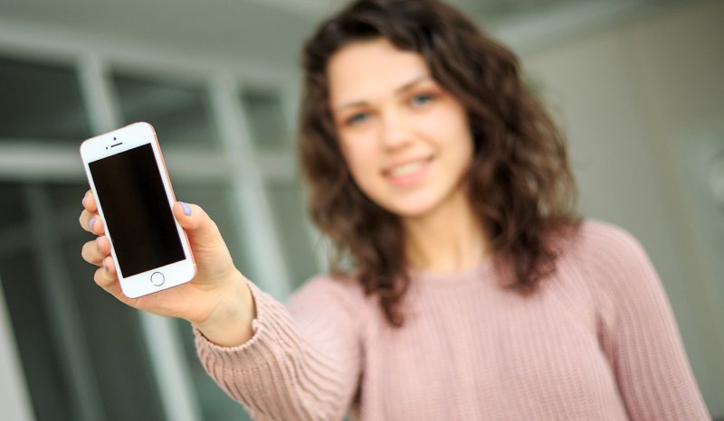 Девушка с телефоном