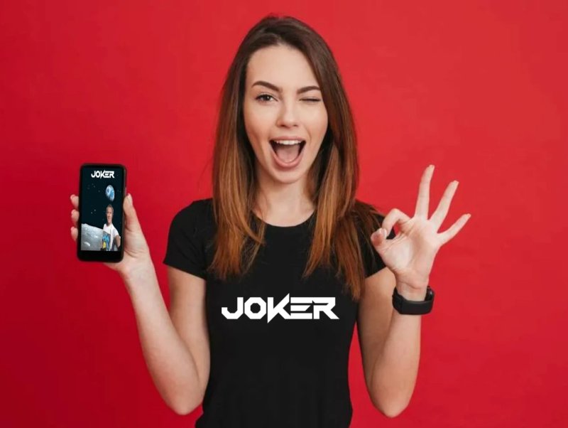 Девушка показывает класс