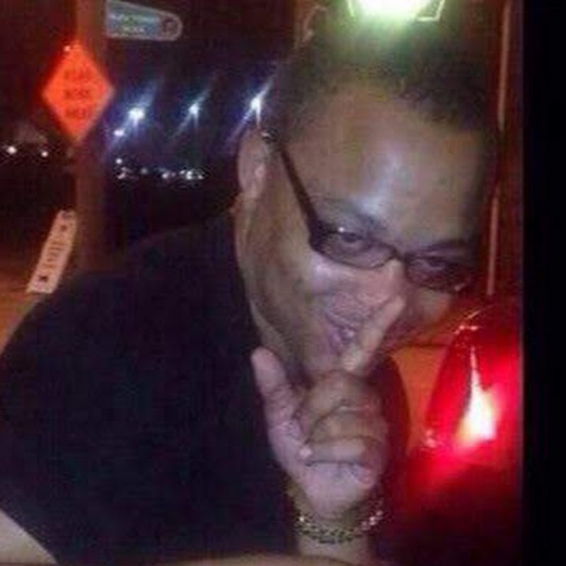 Негр с пальцем у губ