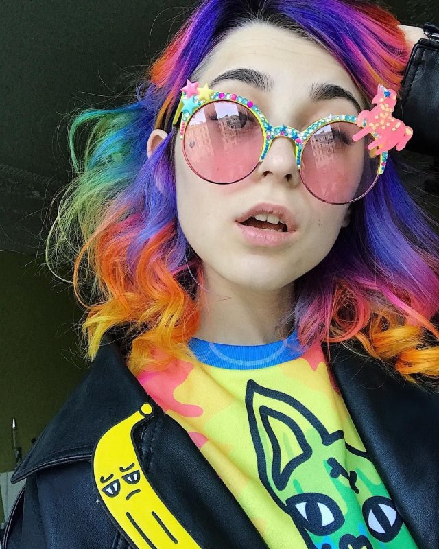 Подростки с разноцветными волосами