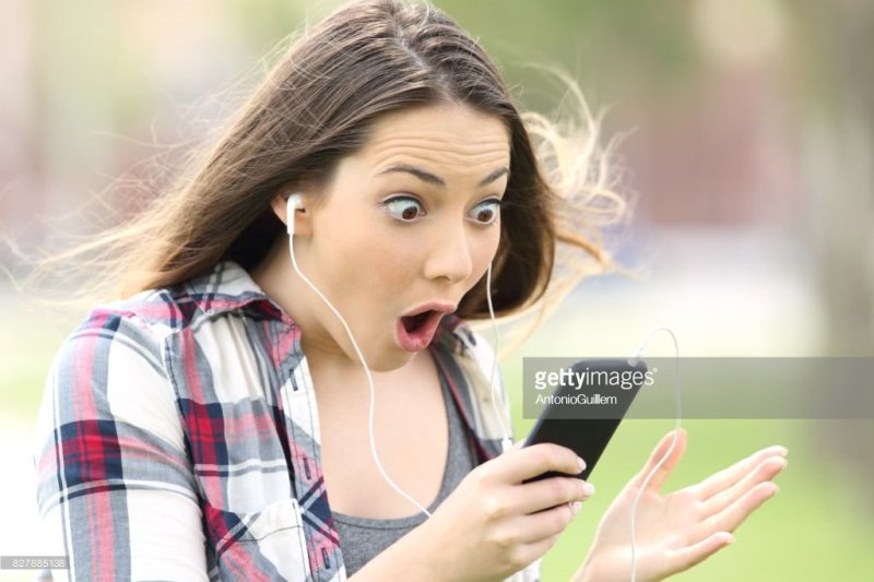 Девушка в восторге с телефоном