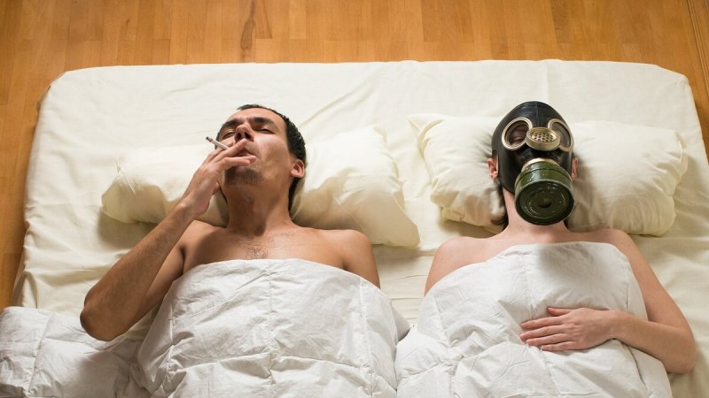 Мужчина и женщина в противогазах