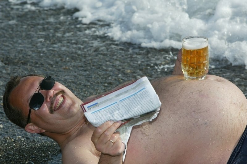 Мужчина с пивом на пляже