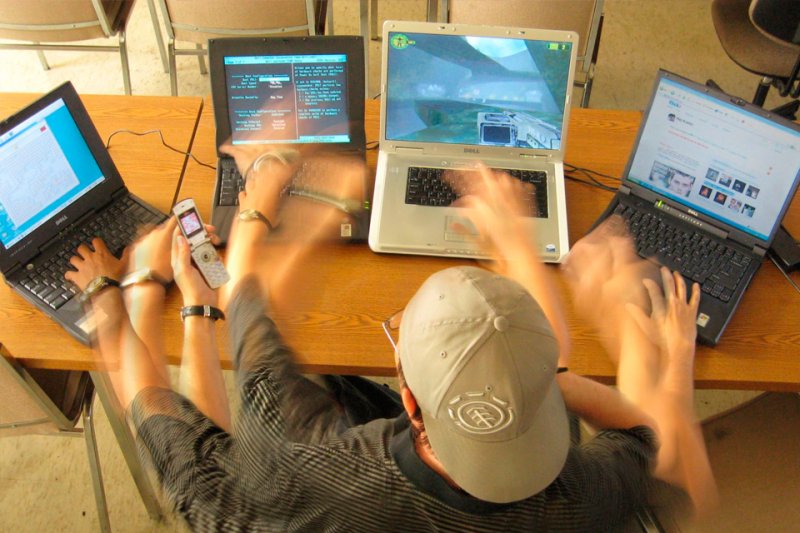 Человек за несколькими компами