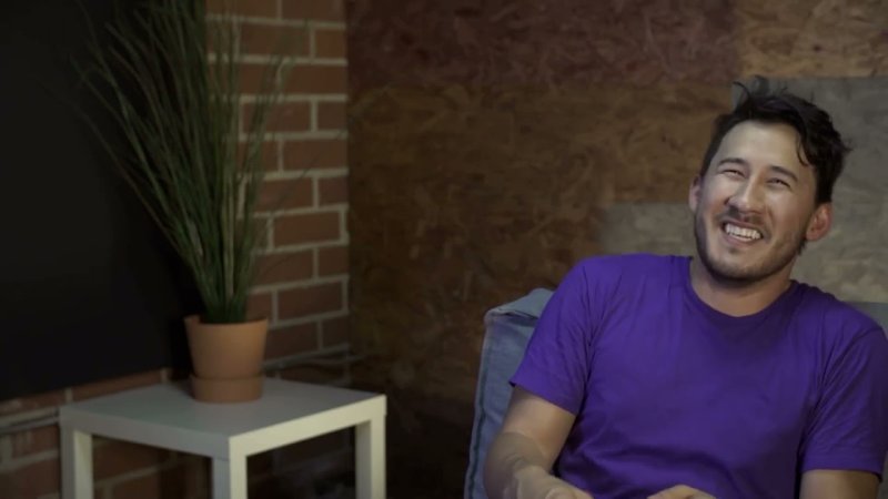 Мужик заглотил микрофон