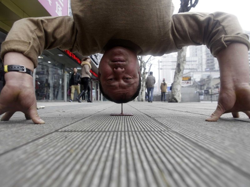 Человек вверх ногами