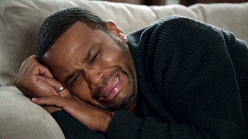 Мужчина плачет Мем