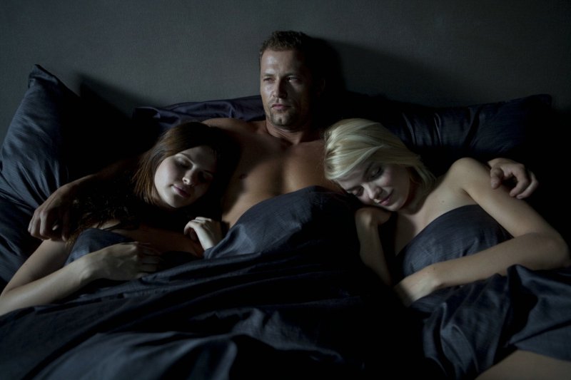 Проснулся с двумя девушками