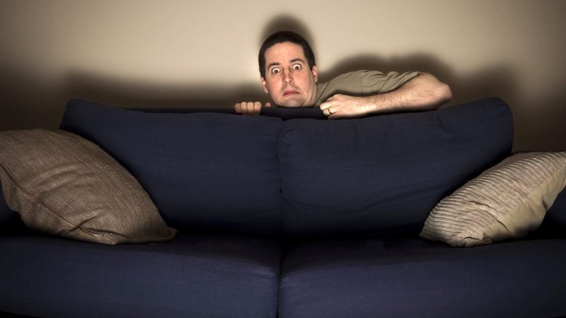 Человек в комнате на диване