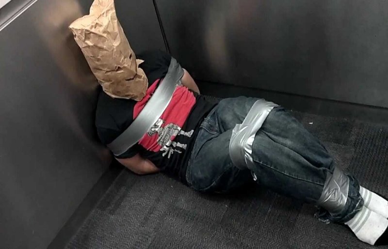 Связанный человек