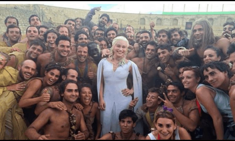 Девушки вокруг мужчины