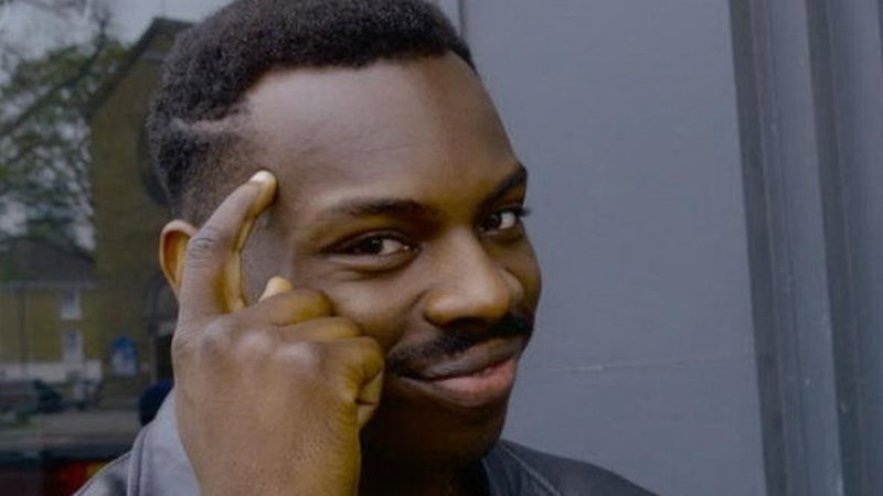 Негр с пальцем у Виска